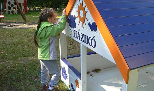 ÚjHáz Centrum Budapest Zrt. jóvoltából a Vakok Óvodája, Általános iskolája, Szakiskolája is megkapta az újHÁZIKÓját